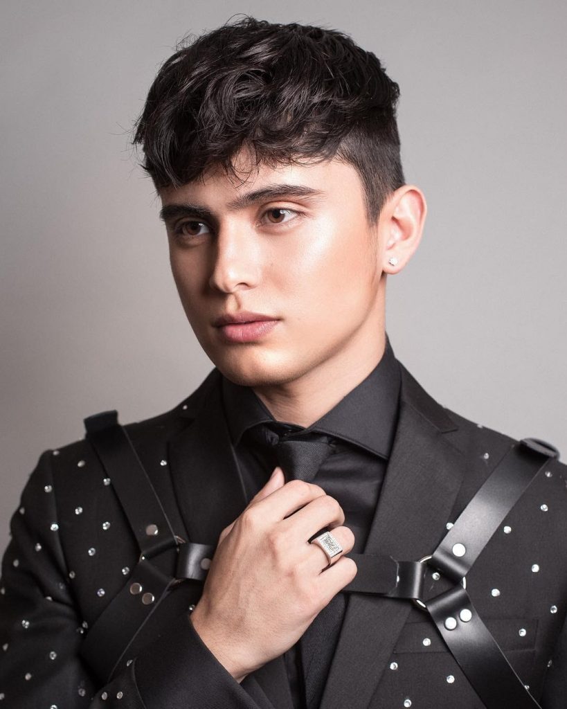 James Reid’s beautiful face with sharp lines